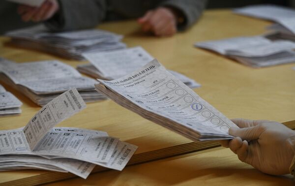 Подсчет голосов на избирательном участке в Кишиневе, после завершения голосования на выборах президента Молдавии