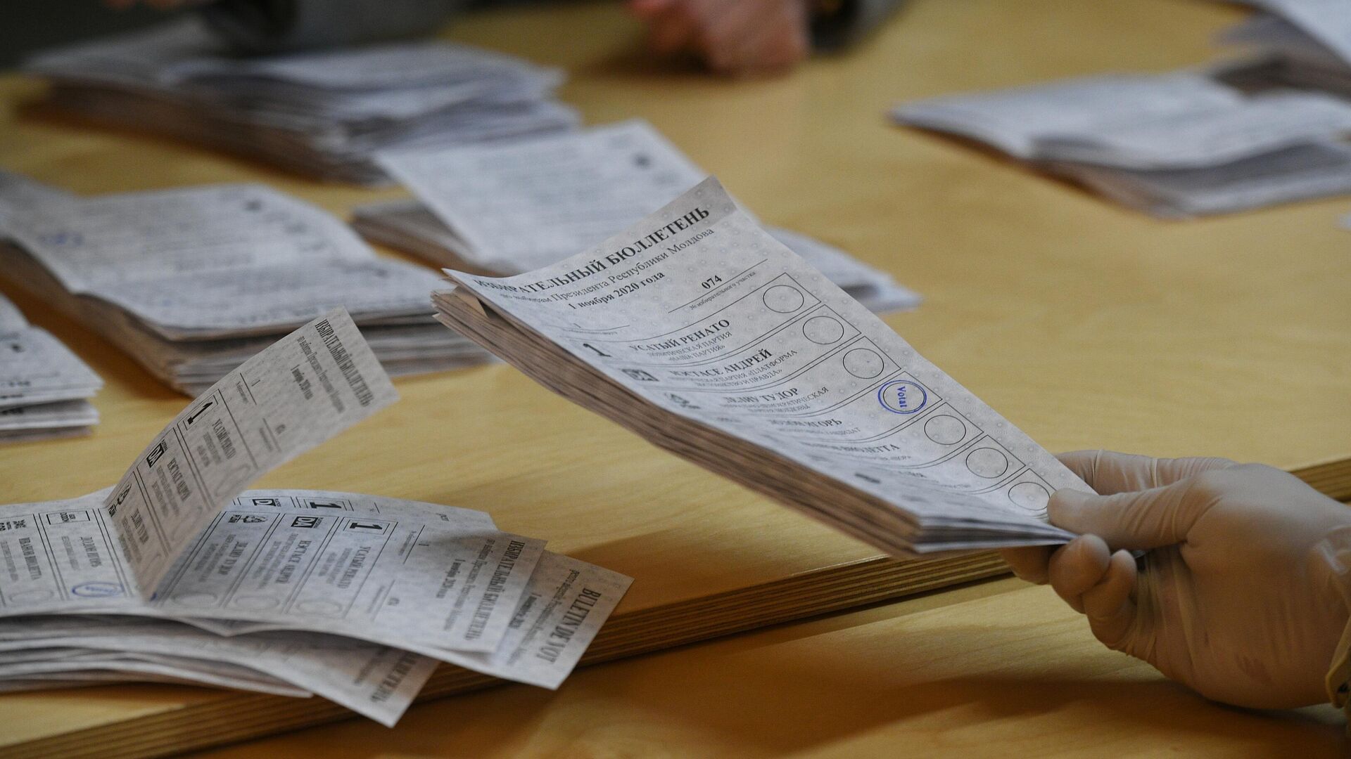 Подсчет голосов на избирательном участке в Кишиневе. Архивное фото - РИА Новости, 1920, 01.12.2022