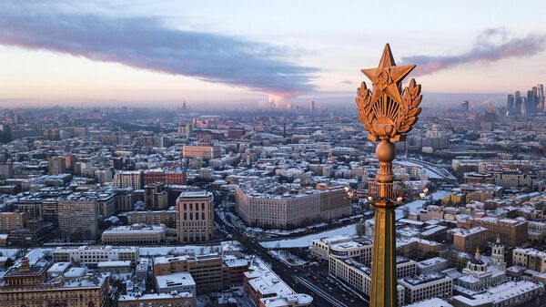 Звезда на крыше высотного здания на Котельнической набережной в Москве