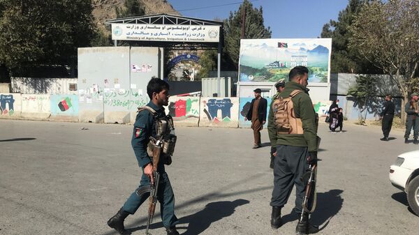 Афганские полицейские у места нападения на университет в Кабуле