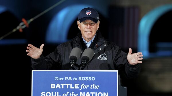 Кандидат в президенты США от Джо Байден выступает на предвыборном митинге в Филадельфии, штат Пенсильвания, США, 1 ноября 2020 года