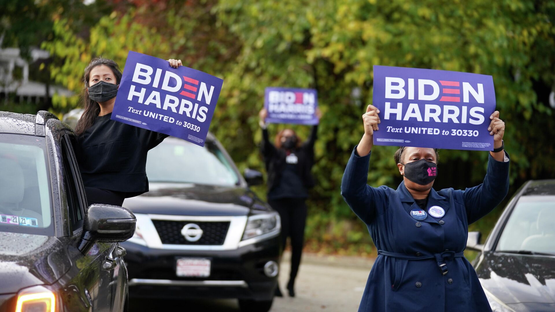 Сторонники Джо Байдена держат плакаты во время предвыборной кампании кандидата в президенты США в Филадельфии, штат Пенсильвания, США, 1 ноября 2020 года - РИА Новости, 1920, 02.11.2020