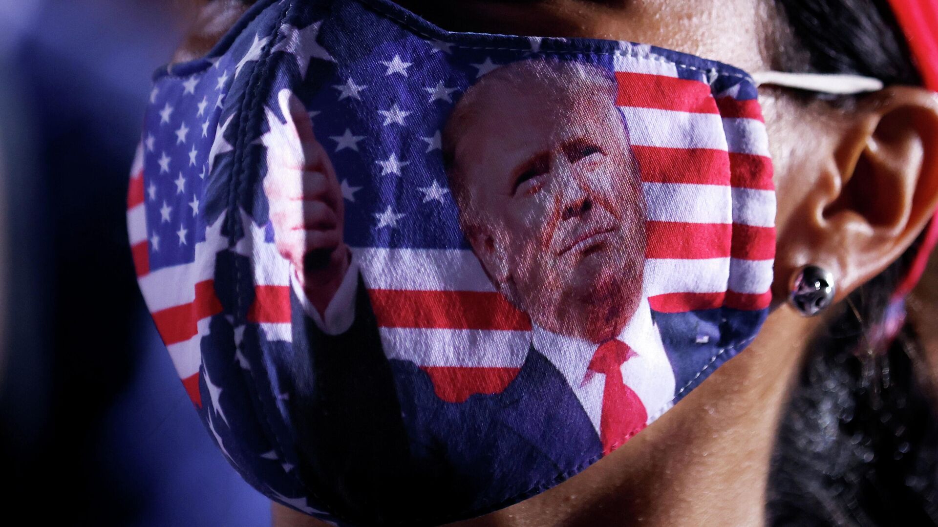 Сторонница президента США Дональда Трампа в маске на митинге в Опа-Локке, Флорида, США, 2 ноября 2020 года - РИА Новости, 1920, 02.11.2020