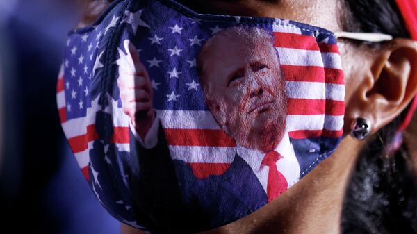 Сторонница президента США Дональда Трампа в маске на митинге в Опа-Локке, Флорида, США, 2 ноября 2020 года