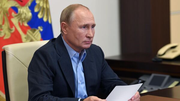 Президент РФ Владимир Путин во время встречи в режиме видеоконференции с финалистами конкурса Большая перемена