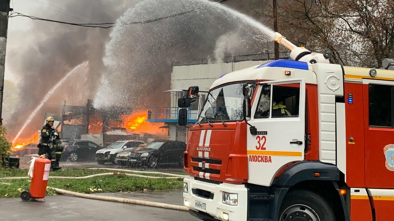 Пожар на складе с газовыми баллонами на улице Газопровод (район Чертаново Южное). Москва - РИА Новости, 1920, 02.11.2020