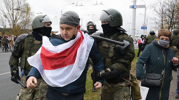 Сотрудники правоохранительных органов задерживают участника несанкционированной акции Дзяды (Деды, Предки) в Минске