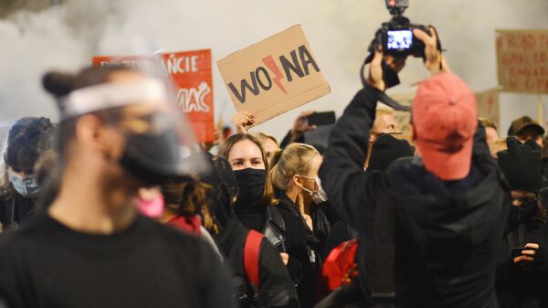 Участники акции протеста против ужесточения законодательства об абортах в Польше