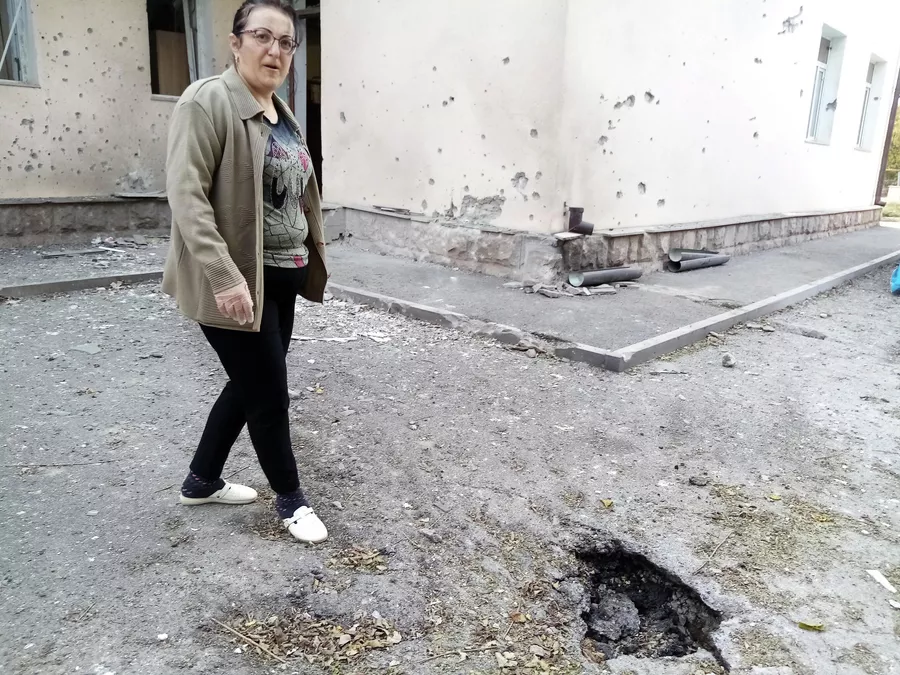 Медсестра Анаид показывает место попадания снаряда Медсестра Анаид показывает место попадания снаряда