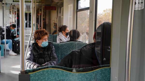 Люди в масках в общественном транспорте в Берлине во время карантина