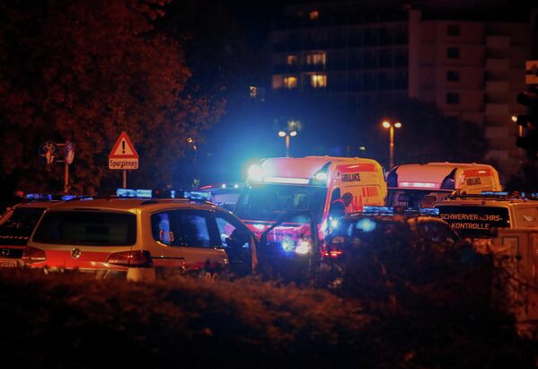 Полицейские на одной из улиц после теракта в Вене