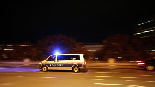 Полицейский автомобиль после теракта в Вене