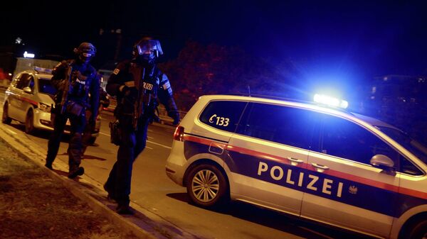 Полицейские заблокировали улицу после теракта в Вене