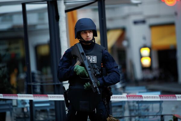 Сотрудник полиции Австрии на месте стрельбы в Вене