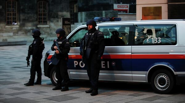 Сотрудники полиции Австрии на месте стрельбы в Вене