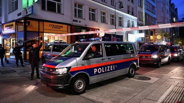 Сотрудники правоохранительных органов Австрии на месте стрельбы в Вене