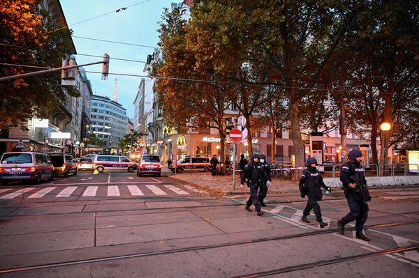 Полицейские машины, заблокировавшие улицу после перестрелки в Вене, Австрия