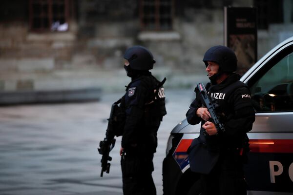 Сотрудники правоохранительных органов Австрии на мете стрельбы в Вене