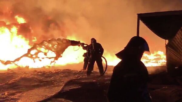 Сотрудники МЧС ликвидируют пожара в промзоне в Твери. Стоп-кадр видео