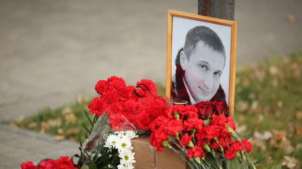 Стихийный мемориал на месте гибели Романа Гребенюка в Волгограде