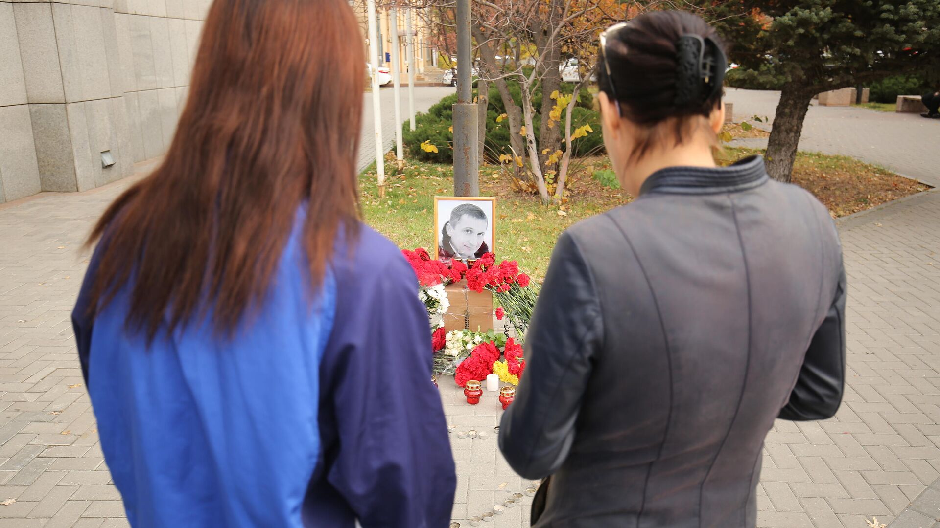 Мемориал рядом с местом гибели в Волгограде Романа Гребенюка в Волгограде - РИА Новости, 1920, 04.11.2020