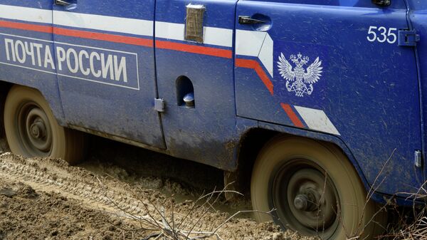 Машина Почты России на проселочной дороге