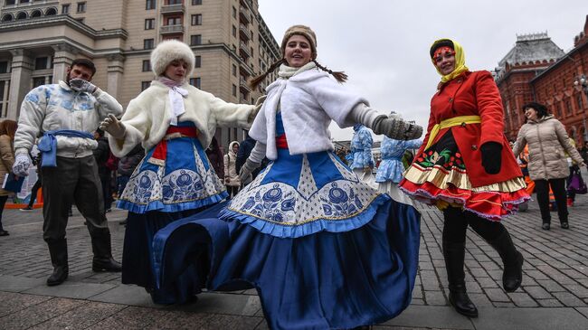 Участники фестиваля День народного единства на Манежной площади в Москве