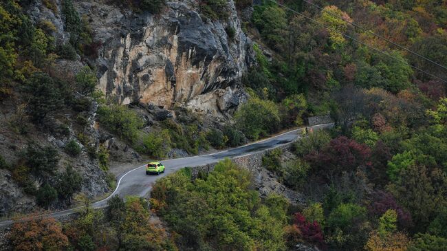 Автомобиль на Старом Севастопольском шоссе в Крыму