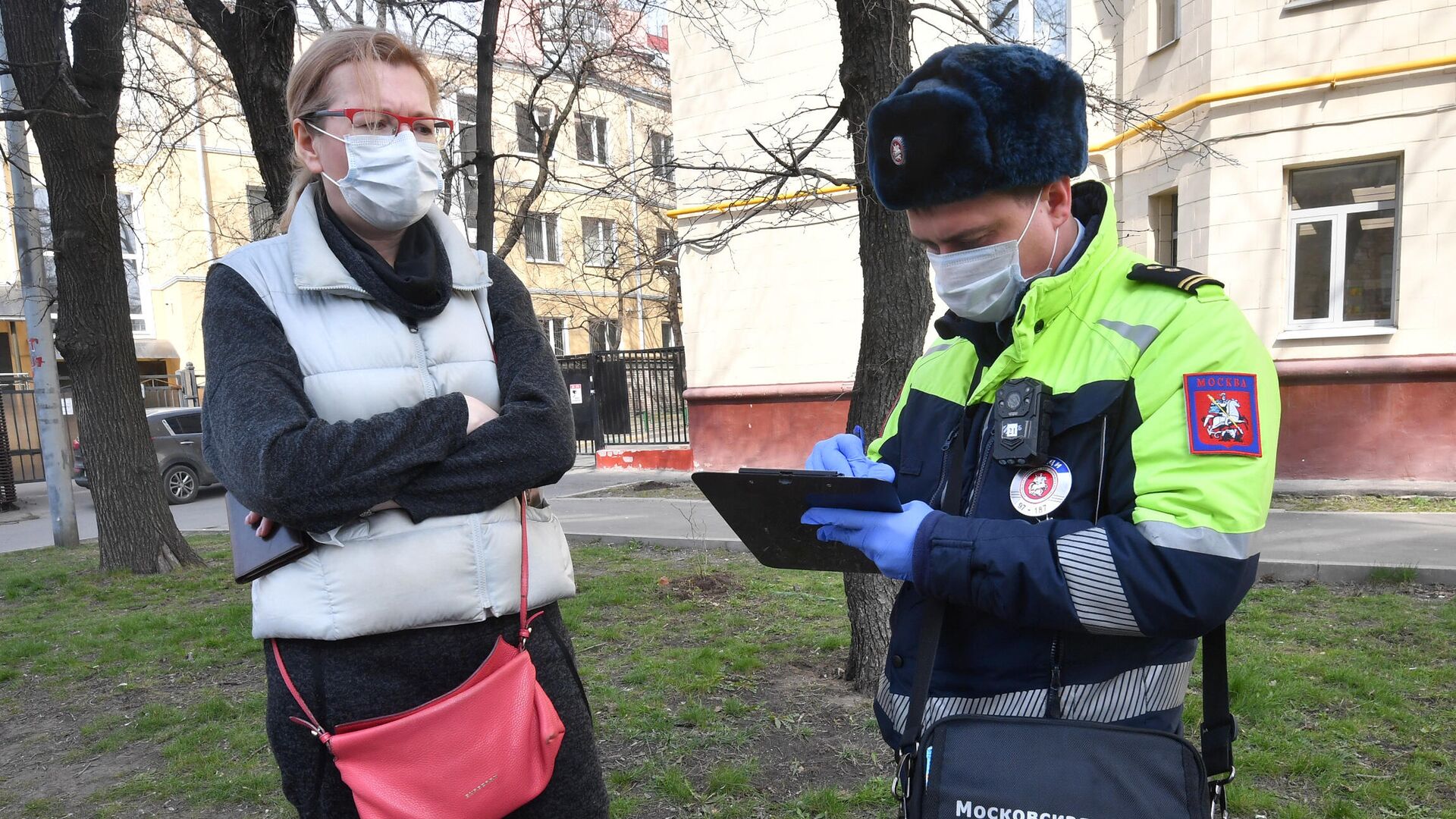 Сотрудник Московской административной дорожной инспекции выписывает штраф за неправильную стоянку автомобиля - РИА Новости, 1920, 03.11.2020