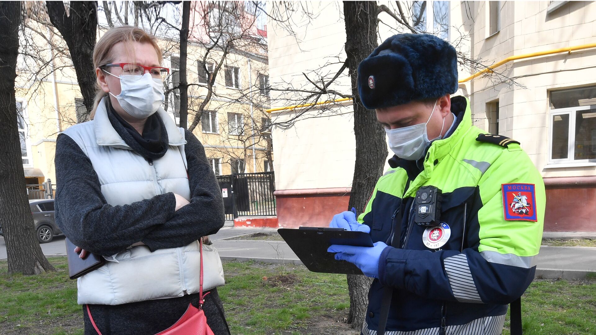 Сотрудник Московской административной дорожной инспекции выписывает штраф за неправильную стоянку автомобиля - РИА Новости, 1920, 03.11.2020