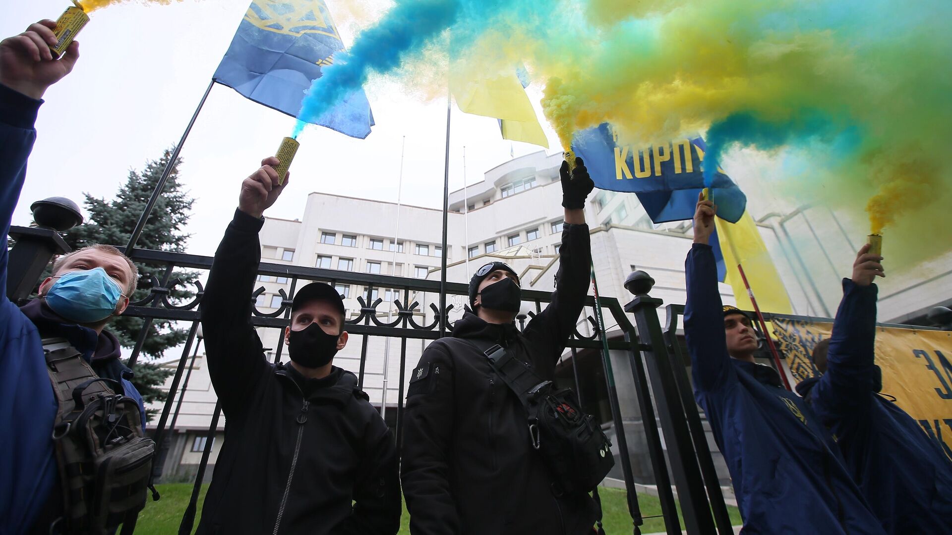 Участники акции протеста у здания Конституционного суда в Киеве - РИА Новости, 1920, 10.01.2021