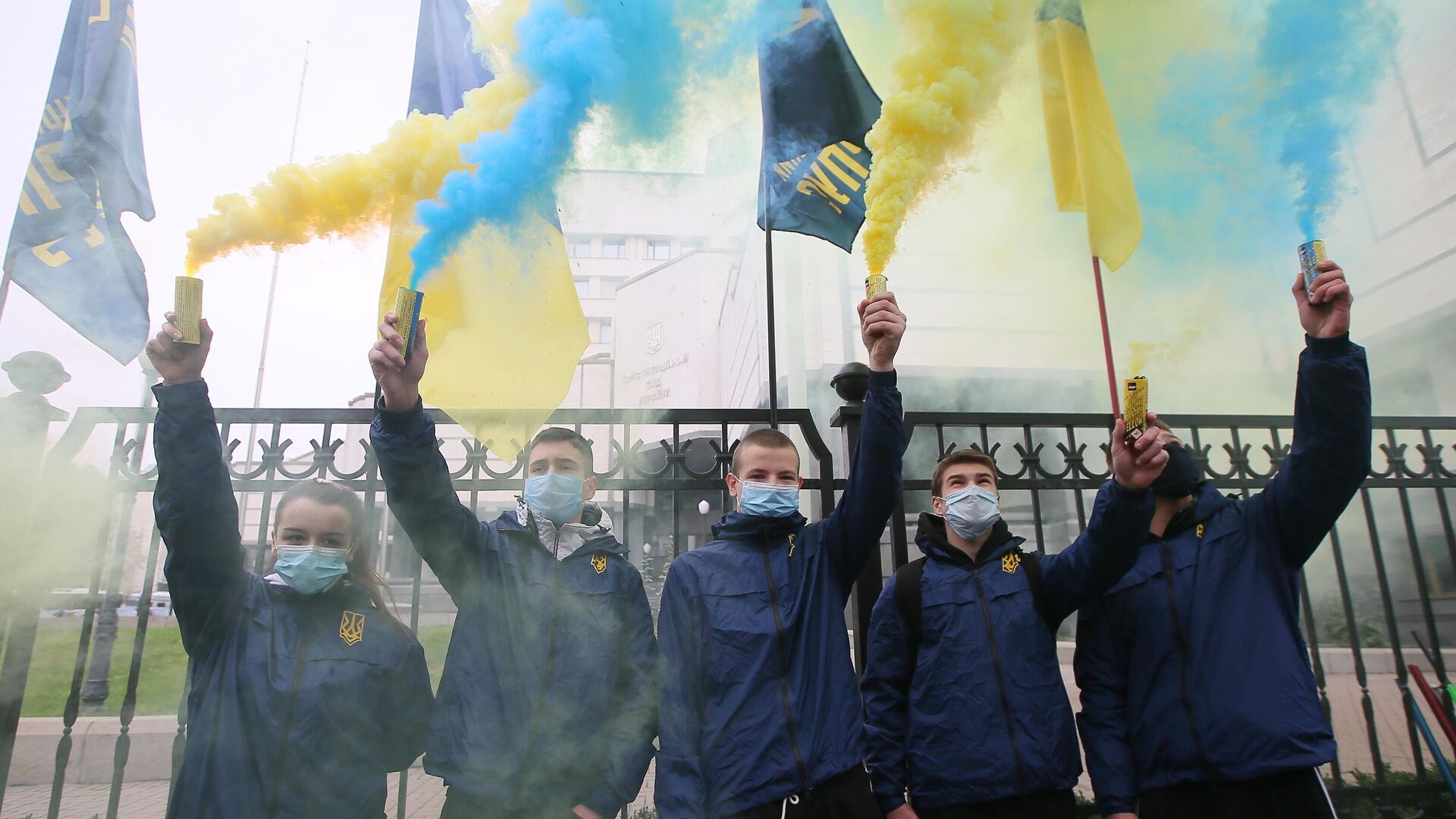 Участники акции протеста у здания Конституционного суда в Киеве - РИА Новости, 1920, 07.11.2020