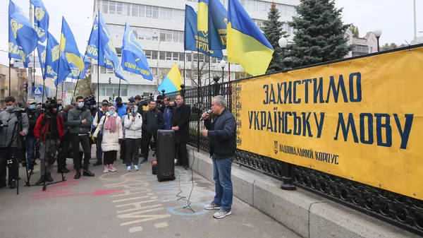 Участники акции протеста у здания Конституционного суда в Киеве