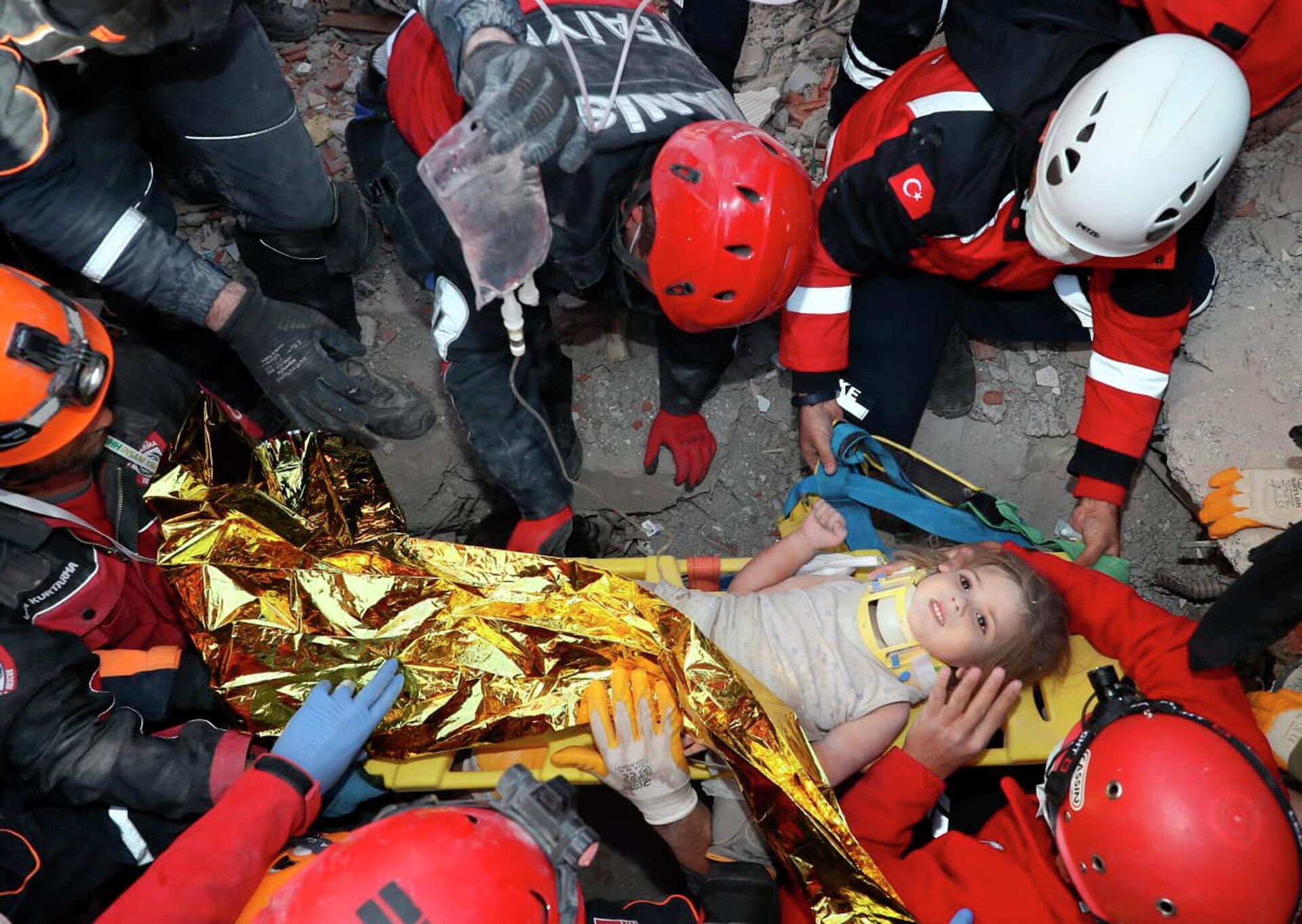 Спасатели достают из-под завалов разрушенного здания в Измире выжившую девочку - РИА Новости, 1920, 03.11.2020