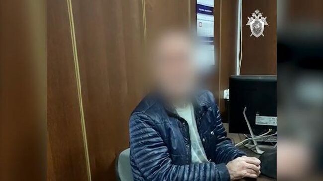 В квартире подозреваемого в убийстве предпринимателя нашли прикованного мужчину. Кадры СК