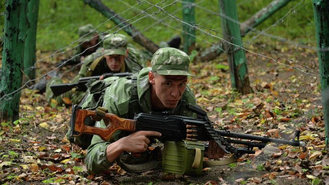 Разведчики войск ЮВО во время учений на полигоне Тарское на Северном Кавказе