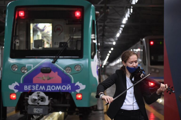 Скрипачка во время запуска тематического поезда метро Хвосты и лапки, посвящённого одноименному онлайн-сервису по поиску хозяев для бездомных собак и кошек, в электродепо Красная Пресня Московского метрополитена