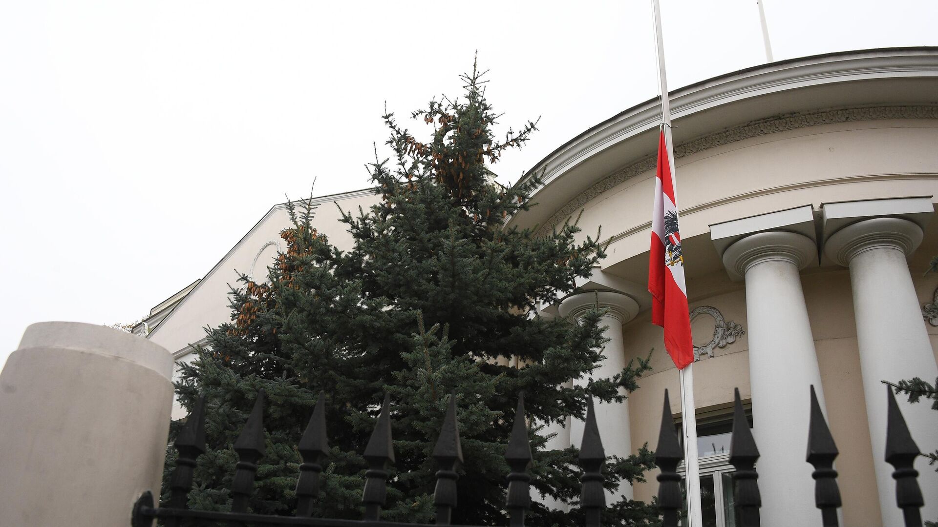 Флаг у здания посольства Австрии в Москве - РИА Новости, 1920, 17.03.2024