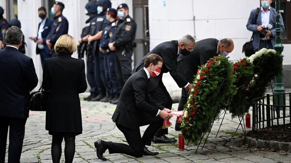 Канцлер Австрии Себастьян Курц на церемонии возложения венков после обстрела в Вене, Австрия