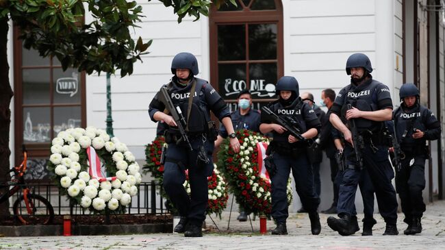 Сотрудники полицейского спецназа у места возложения венков в память о погибших при нападении в Вене