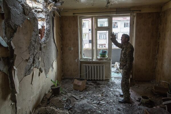 Мужчина в разрушенной квартире в Степанакерте