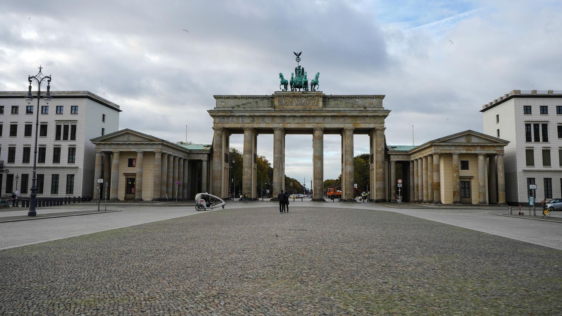 Пустая улица перед Бранденбургскими воротами в Берлине во время карантина, введенного в связи с коронавирусом - РИА Новости, 1920, 09.02.2021