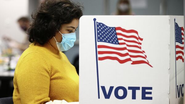 Женщина голосует на выборах президента США в Фэрфаксе, штат Виргиния