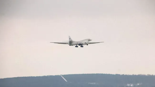Модернизированный ракетоносец-бомбардировщик Ту-160М во время первого полета с новыми двигателями. 3 ноября 2020