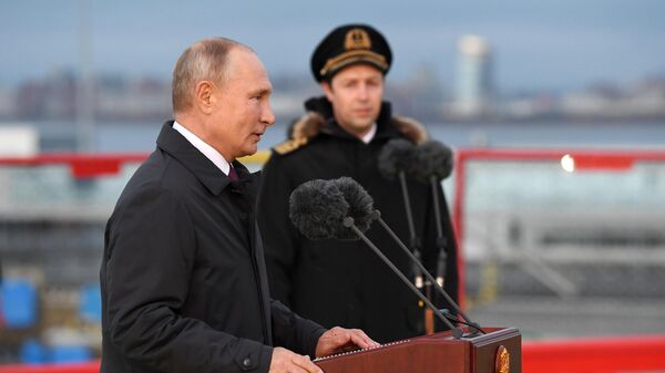 Президент РФ Владимир Путин во время посещения нового ледокола Виктор Черномырдин на территории пассажирского порта Морской фасад в Санкт-Петербурге