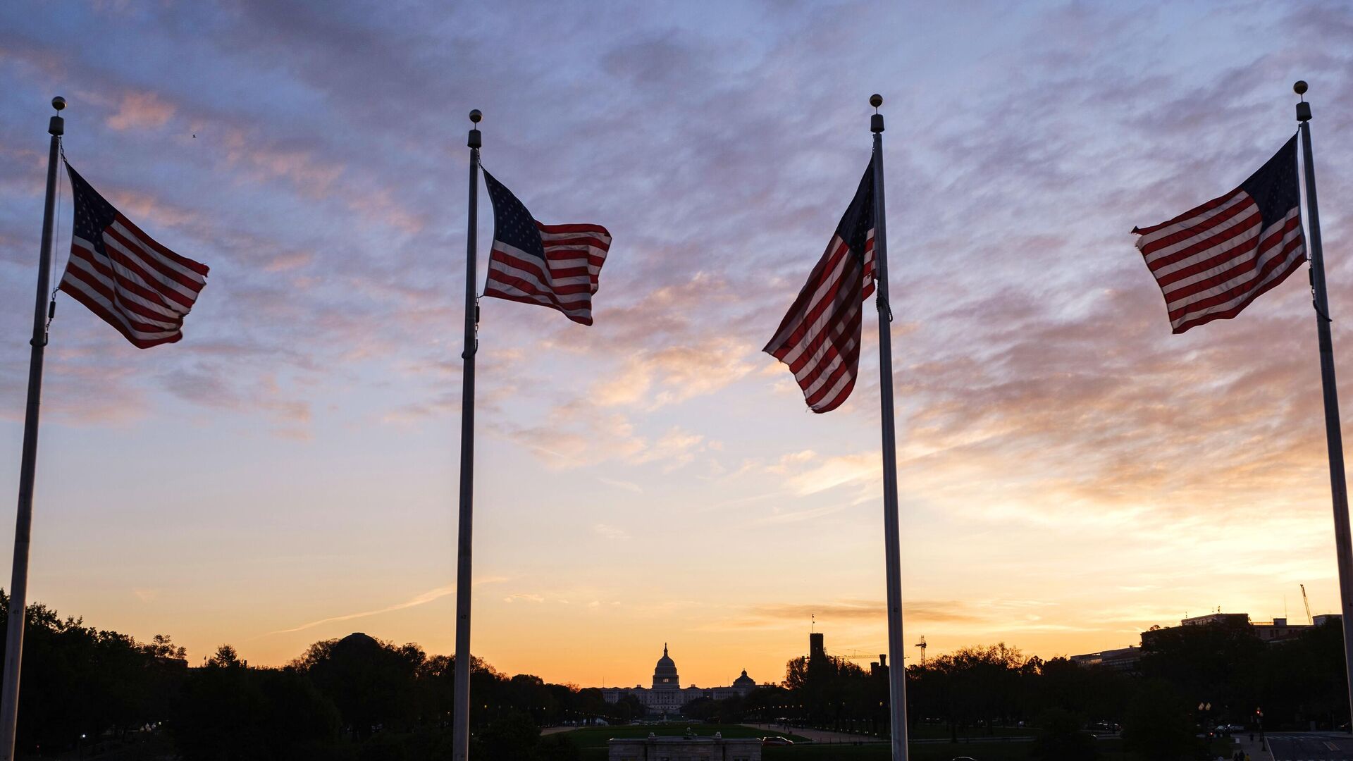 Флаги США около монумента первому президенту США Джорджу Вашингтону в Вашингтоне - РИА Новости, 1920, 28.07.2022
