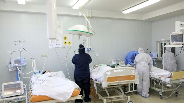 Медицинские работники и пациент в реанимационной палате в ковид-госпитале в Белгородской области