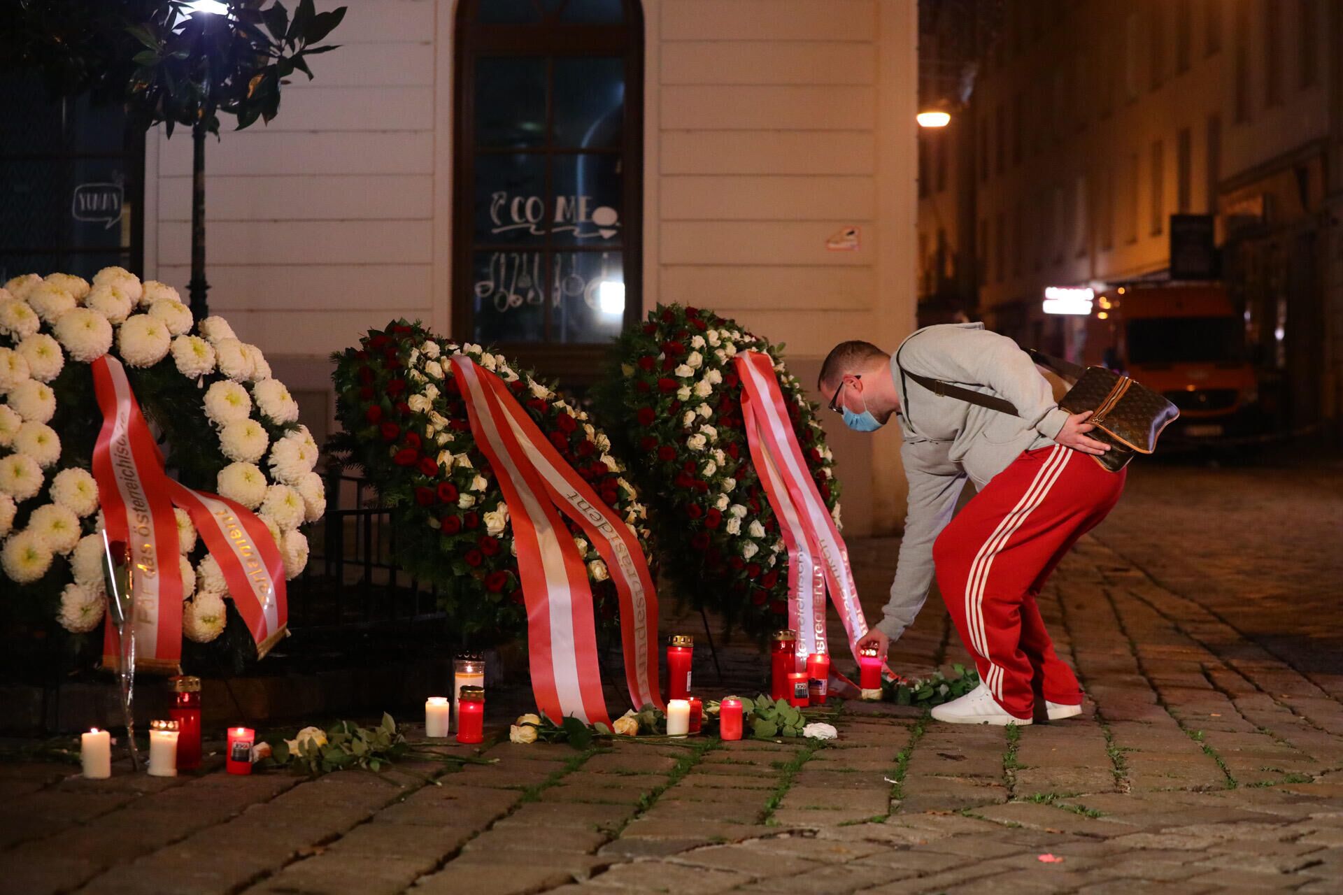 Цветы и свечи на месте теракта в Вене - РИА Новости, 1920, 06.11.2020