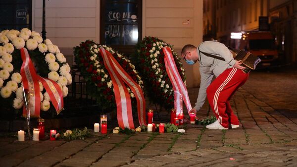 Цветы и свечи на месте теракта в Вене