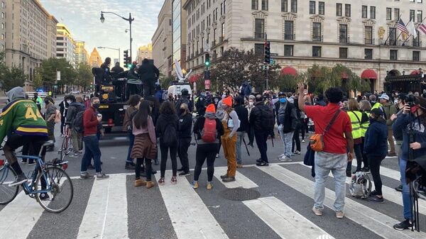 Активисты перекрыли улицу недалеко от Белого дома в Вашингтоне, США